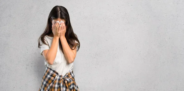 Menina Adolescente Com Camisa Amarrada Cintura Com Expressão Cansada Doente — Fotografia de Stock