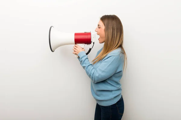 Blonde Woman Isolated White Background Shouting Megaphone Announce Something Lateral — Stock Photo, Image