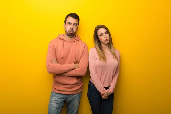 Skupina Dvou Lidí Žlutém Pozadí Smutný Depresivní Výraz — Stock fotografie
