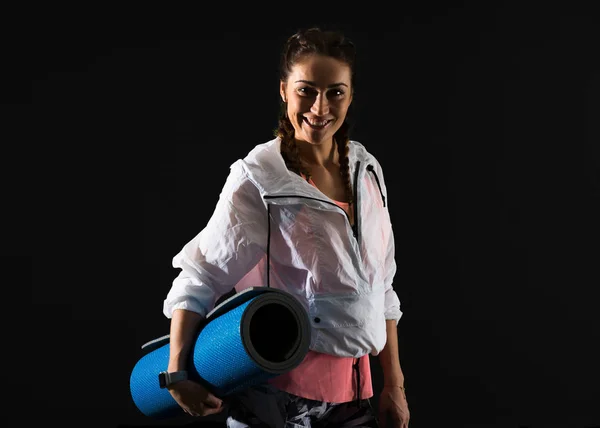 Deporte Mujer Sobre Fondo Oscuro Con Estera —  Fotos de Stock