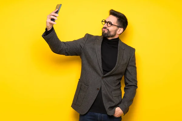 Schöner Mann Mit Brille Macht Ein Selfie — Stockfoto