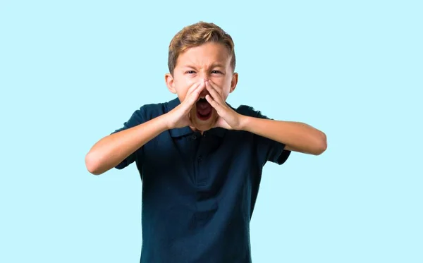 Lille Pojken Ropade Med Munnen Vidöppen Blå Bakgrund — Stockfoto