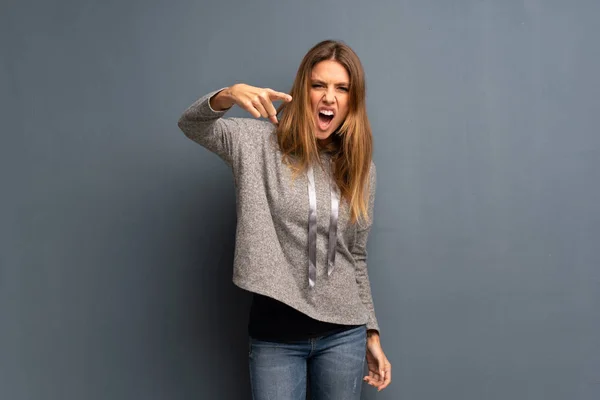 Mujer Rubia Sobre Fondo Gris Frustrado Señalando Hacia Frente — Foto de Stock