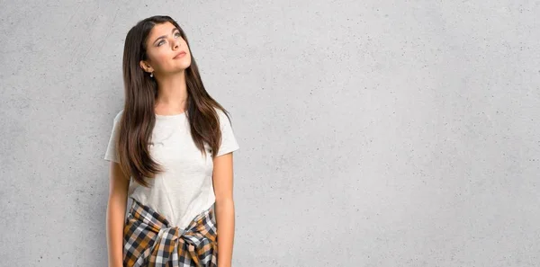 Chica Adolescente Con Camisa Atada Cintura Mirando Hacia Arriba Con —  Fotos de Stock