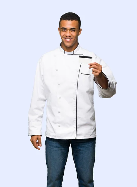 Jovem Chef Afro Americano Homem Segurando Cartão Crédito Fundo Isolado — Fotografia de Stock