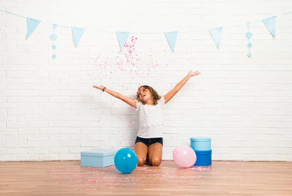 Klein Meisje Een Verjaardagspartij Spelen Met Confetti — Stockfoto