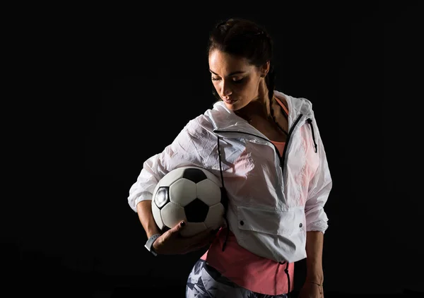 Спортивная Женщина Тёмном Фоне Держит Футбольный Мяч — стоковое фото