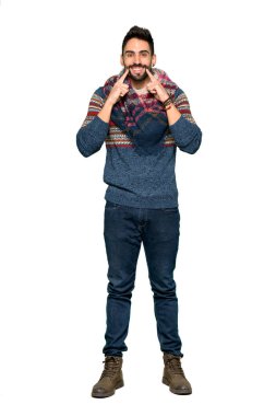 İzole beyaz arka plan üzerinde mutlu ve keyifli bir ifade ile gülümseyen hippi adamın tam uzunlukta atış