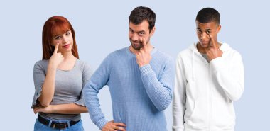 Grup üç arkadaşıyla birlikte ayakta ve önüne bakarak