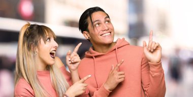 Genç çift işaret parmağı ile işaret ve şehir bakarak