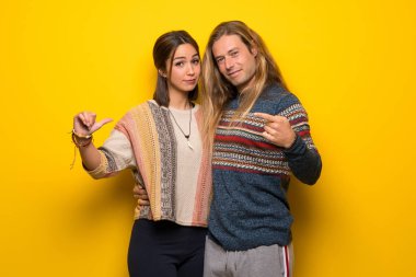 Hippi çift sarı arka plan gurur ve kendini beğenmiş üzerinde love kendinizi kavramı