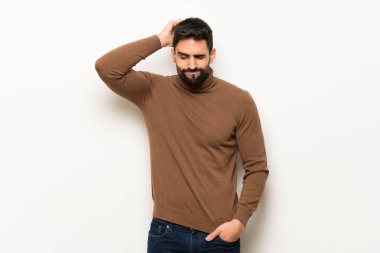 Beyaz duvar kafa çizilmemesi süre şüpheleri üzerinden yakışıklı adam