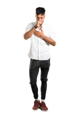 Beyaz gömlekli Arap bir gencin uzun bir resmi öksürükten muzdarip ve izole edilmiş beyaz arka planda kötü hissediyor.