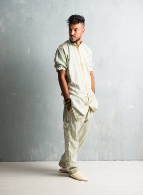 Tipik Arap kıyafetleri giyen Arap genç adam.