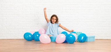 Zafer jest yapma bir doğum günü partisi, küçük kız