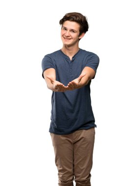 Genç adam boşaltmak hayali avuç içinde tutarak izole beyaz arka plan üzerinde bir reklam eklemek için