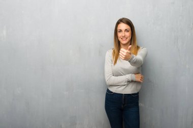 Çünkü iyi bir şey oldu bir jest Yaşasın vererek dokulu duvar genç kadın