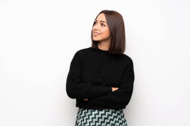 Beyaz duvar gülümseyen süre ararken genç kadın