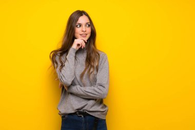 Genç kadın sarı duvar tarafına el ile çeneme arıyorum.