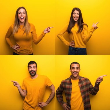 Parmak tarafına işaret ve bir ürün sunan kişi