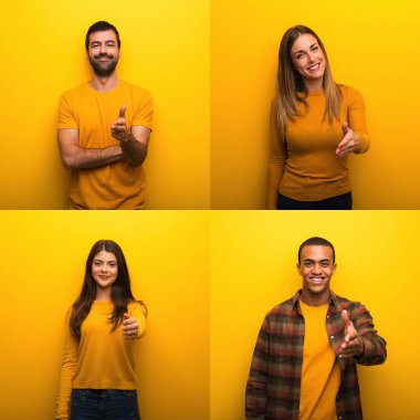 İyi bir anlaşma için el sıkışan bir grup insan.