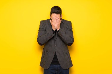 Yorgun ve hasta ifade ile gözlüklü yakışıklı adam