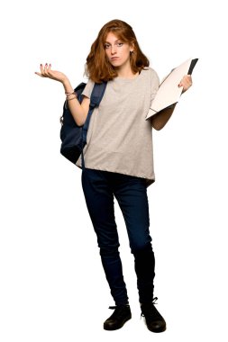 El ve omuz izole beyaz arka plan üzerinde yükseltme sırasında şüpheleri bir genç redhead öğrenci tam uzunlukta bir kadeh