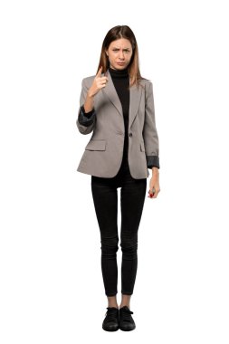 Bir iş kadını hayal kırıklığına uğramış ve önüne izole beyaz arka plan üzerinde işaret tam uzunlukta bir kadeh