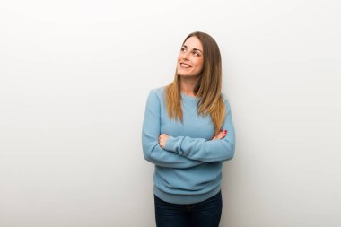 Sarışın kadın gülümseyerek süre ararken izole beyaz arka plan üzerinde