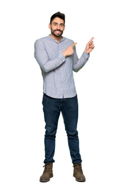 Korkmuş ve izole beyaz arka tarafta işaret eden gömlek ile zarif adamın tam uzunlukta atış