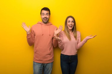 Grup sürpriz ve şok yüz ifadesi Sarı zemin üzerine iki insan