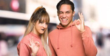 Genç çift şehirde parmakları ile ok işareti gösteren