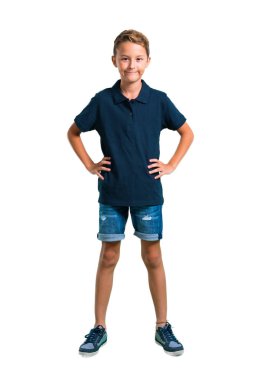 Küçük çocuğun kalça beyaz arka plan üzerinde silah ile poz tam vücut