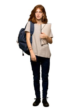 Bir tam uzunlukta bir genç redhead öğrencinin biraz gergin ve korkmuş diş izole beyaz arka plan üzerinde basarak ihtimal