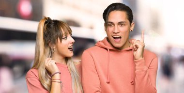 Genç çift bir fikir şehir işaret eden bir fikir