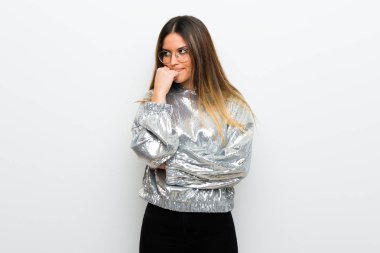 Beyaz duvar şüpheleri üzerinden gözlüklü genç kadın