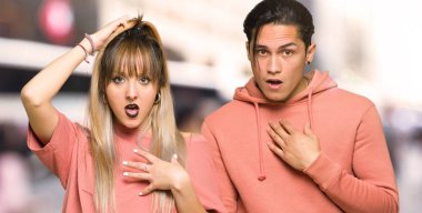 Genç çift şehre bakarken şaşırdı ve şok etti