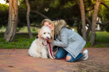 Köpeğini bir parkta genç kızla