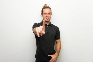 Üzerinde gösterilen ve bir parmak kaldırma beyaz duvar uzun saçlı sarışın adam