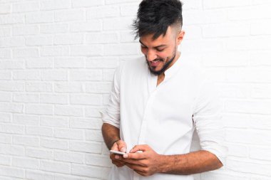 Cep telefonu kullanan Arap genç adam