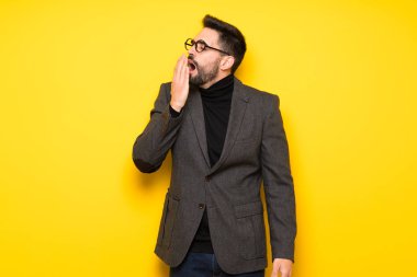 Esneme ve el ile geniş açık ağız kapsayan gözlüklü yakışıklı adam