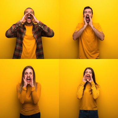 Bir grup insan bağırıyor ve bir şeyler duyuruyor.