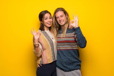 Hippi çift parmak ok işaretiyle gösterilen sarı arka plan üzerinde