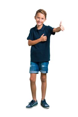 Tam bir başparmak yukarıya hareket veren ve beyaz arka plan üzerinde gülümseyen küçük çocuk gövdesini