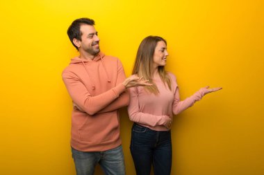 Süre seyir gülümseyen doğru bir fikir sunmak Sarı zemin üzerine iki kişilik grup