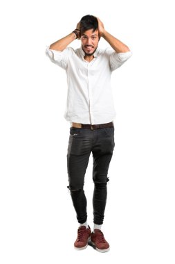 Beyaz gömlekli, mutsuz ve hayal kırıklığına uğramış Arap bir gencin uzun bir resmi. İzole edilmiş beyaz arkaplanda negatif yüz ifadesi