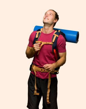 Uzun yürüyüşe çıkan kimse adam dağ backpacker ile zevk müzik izole arka plan üzerinde bir partide dans