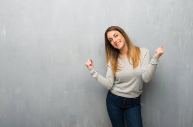 Genç kadın dokulu duvar bir zaferini kutluyor