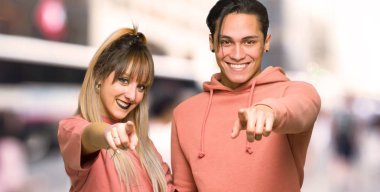 Genç çift şehirde kendine güvenen bir ifade ile parmak noktaları