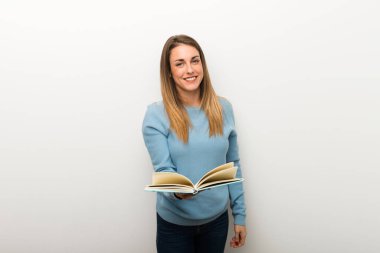 Bir kitap ve birine vererek izole beyaz arka plan üzerinde sarışın kadın